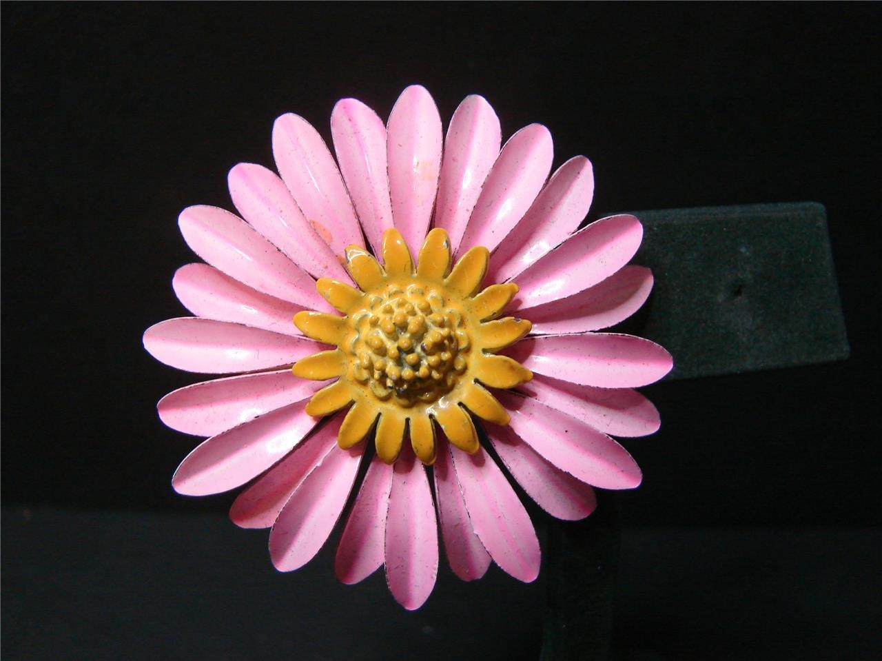 Vintage Retro Mod 60’s Pink & Yellow Enamel Metal Daisy Flower Pin Brooch