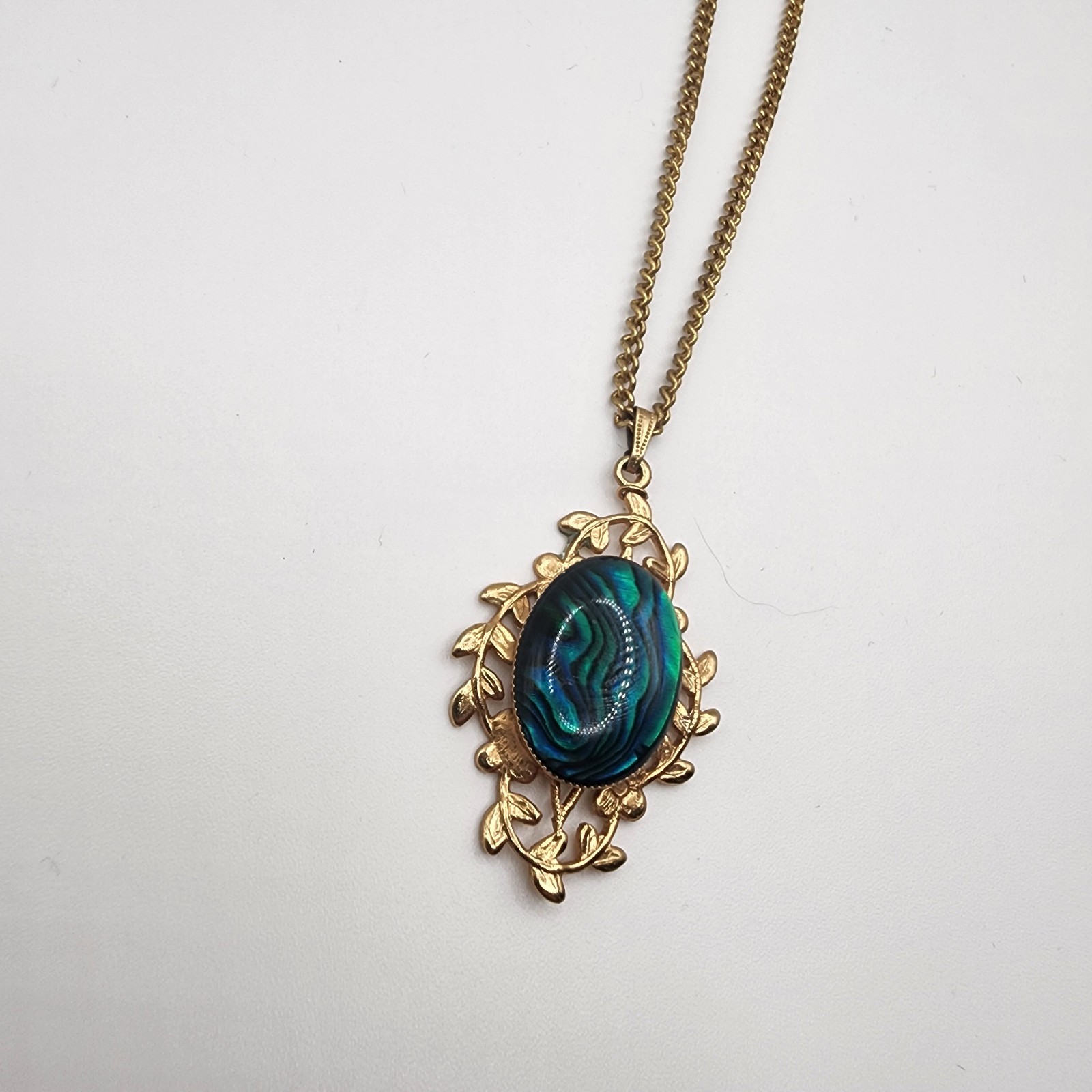Vintage Gold Tone Necklace Green Faux Emerald Halo Pendant 18″ Chain Simulated
