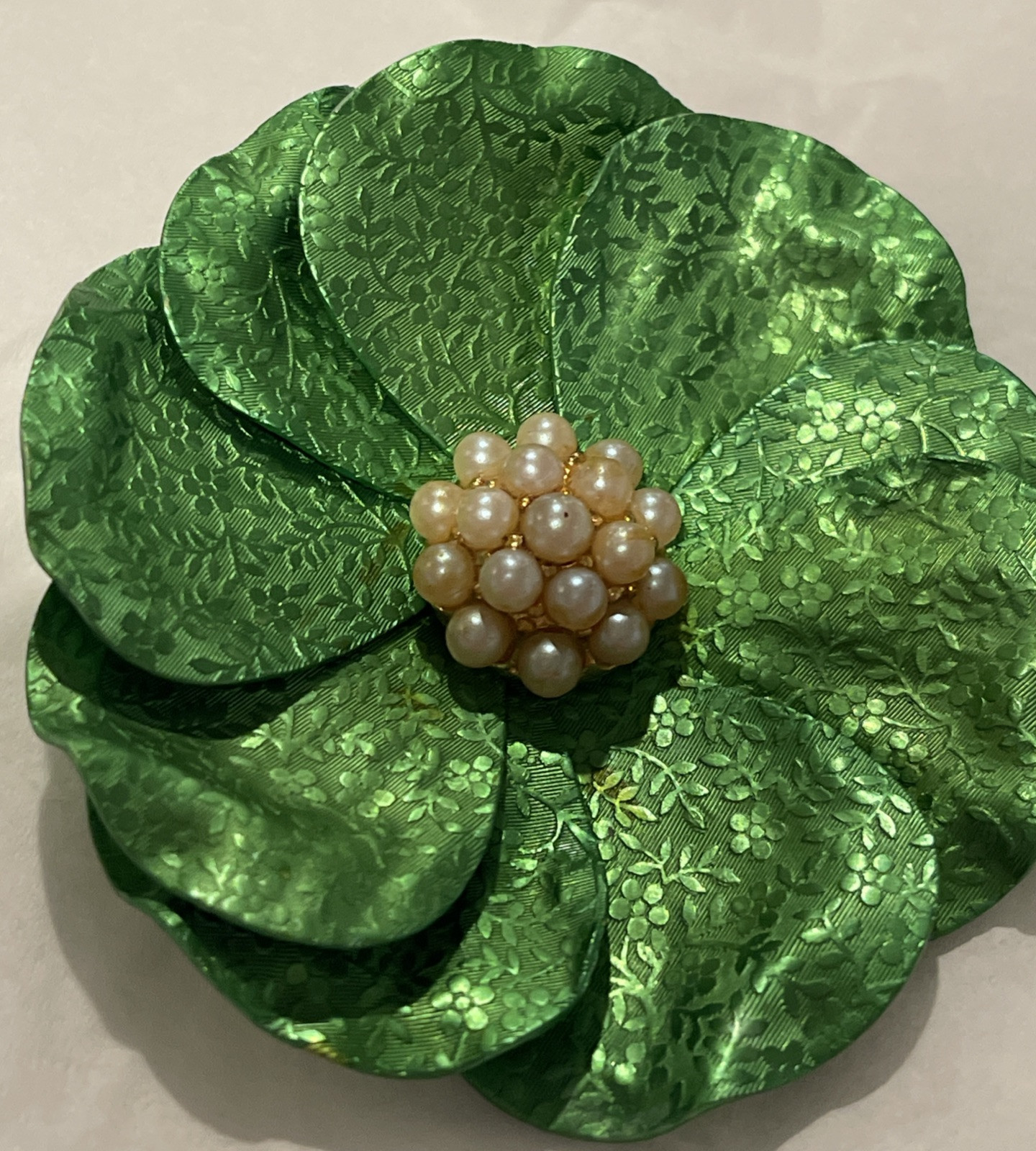 VINTAGE Printed METAL ENAMEL FLOWER PIN BROOCH GREEN PETALS 3″ BLOOM Beaded Gold
