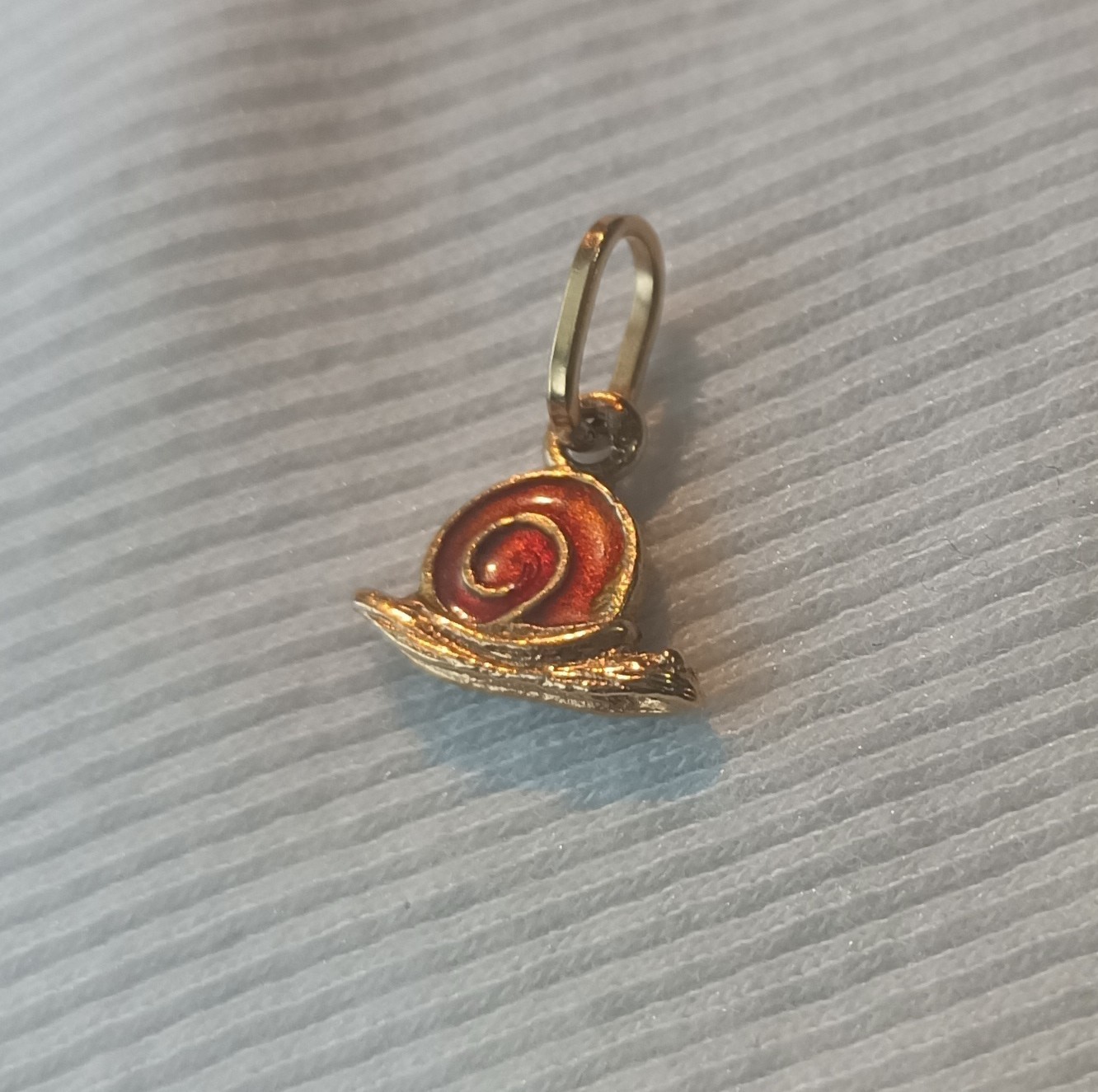 Vintage 18k Yellow Gold 750 Enameled Snail Double-sided Flat Charm (1 gram)