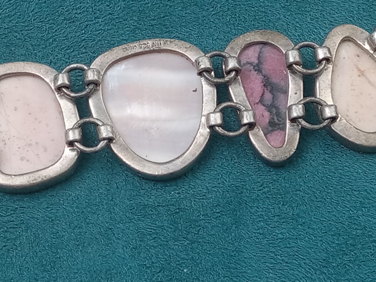 Sterling Silver 7.5″ Long Link Bracelet w. Mother of Pearl & Agate Settings: 44g