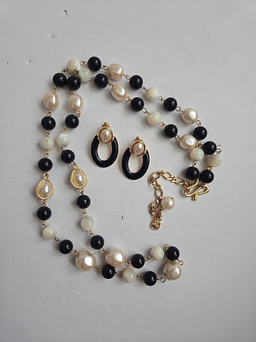 Vtg Liz Claiborne Goldtone Faux Pearl White Black Bead Necklace Earrings Post
