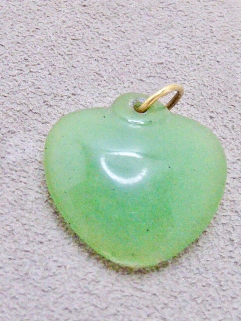 VINTAGE 14K YELLOW GOLD BAIL MINED CARVED HEART JADE PENDANT NATURAL JADE