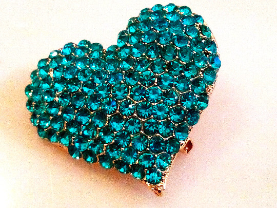 VALENTINE’S HEART BROOCH!Sparking Faceted Blue Crystal Pin.Yellow Gold Tone Set.