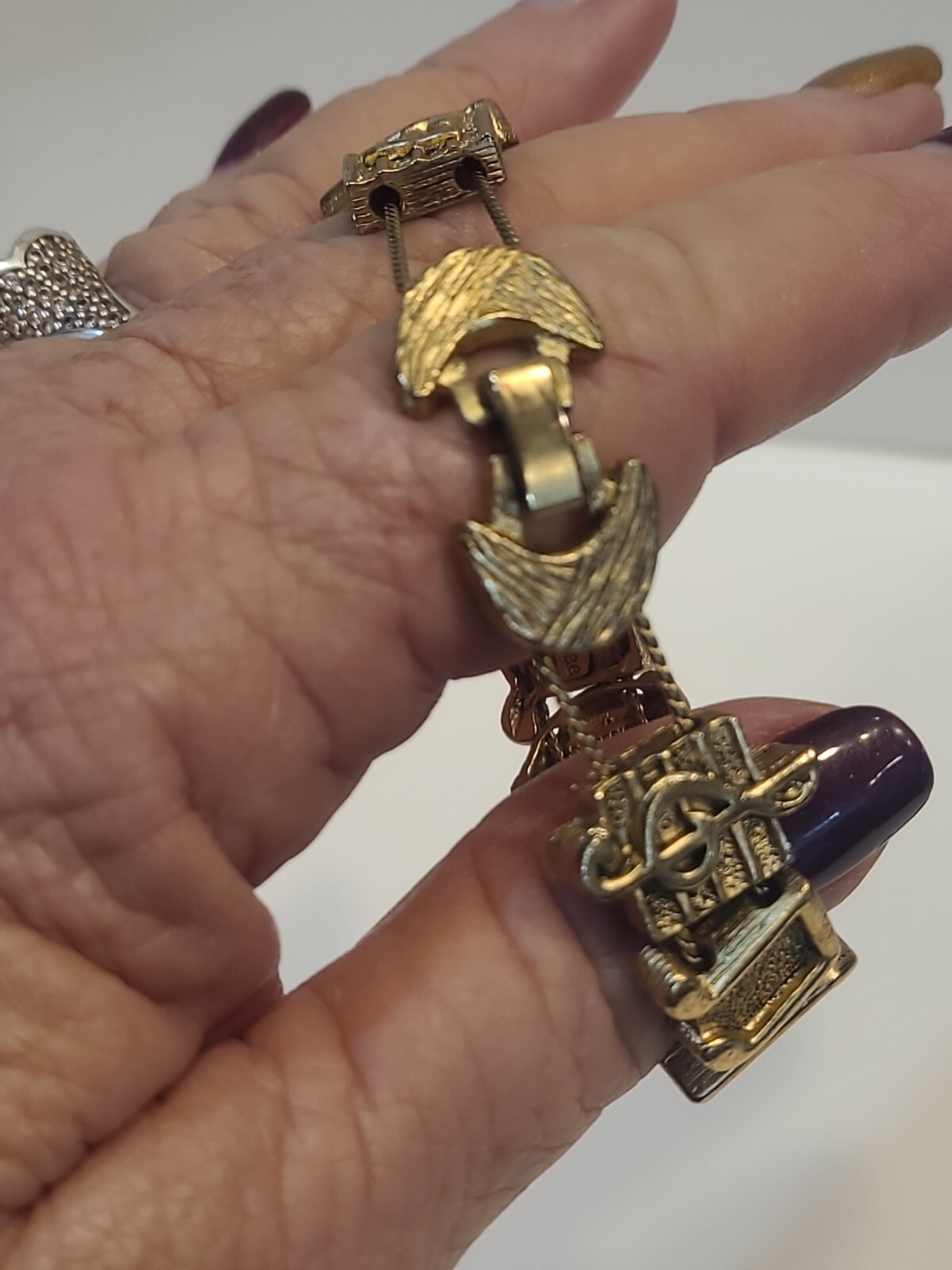 Musical Slider Charm Bracelet Vintage TOFA 1995 BG Signed Gold Tone Treble Notes
