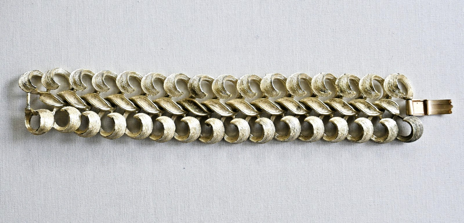 Vintage Lisner Textured Gold Tone Leaf Link Statement Bracelet Signed