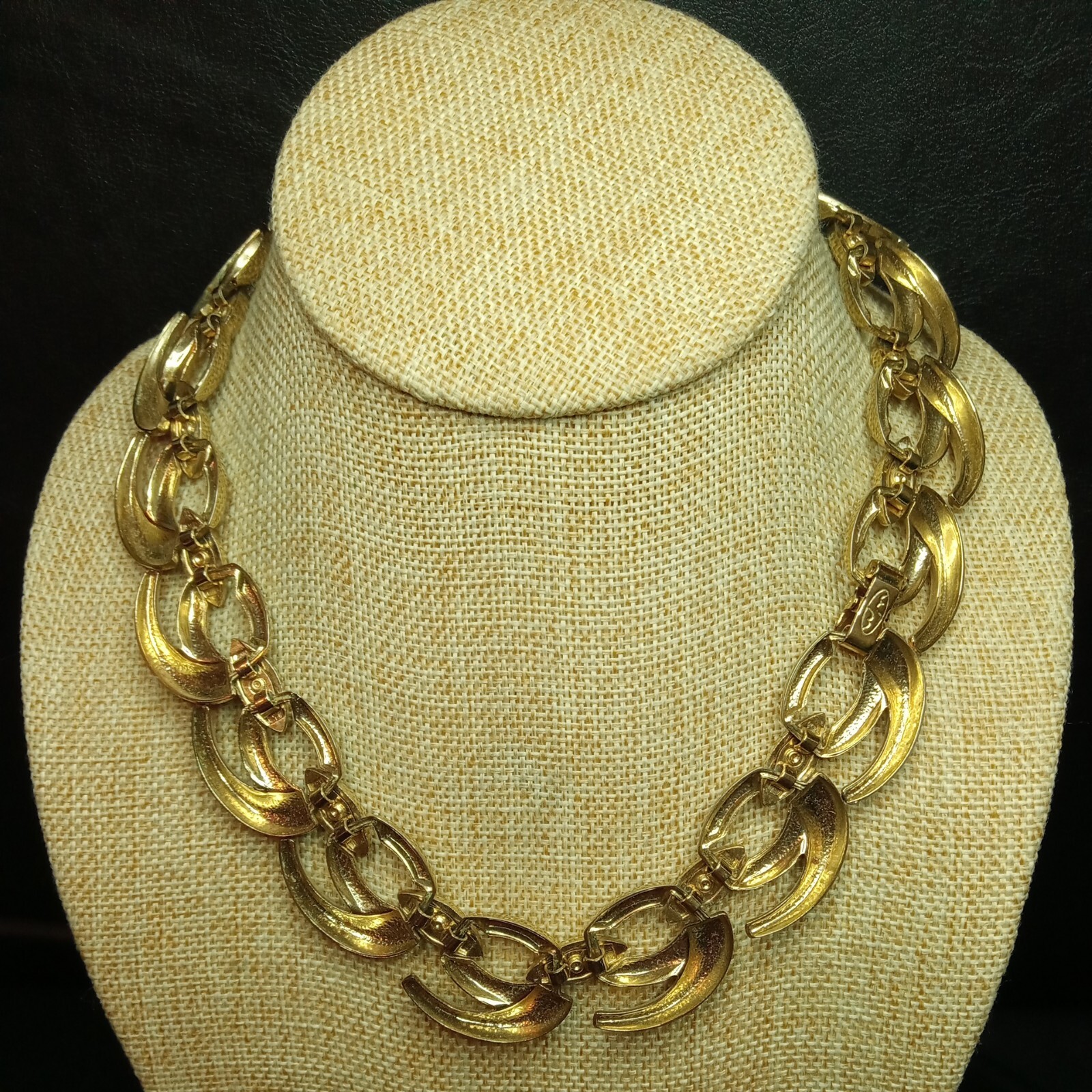 Vintage Jewelry Signed WM Gold Tone Link Necklace. 3709
