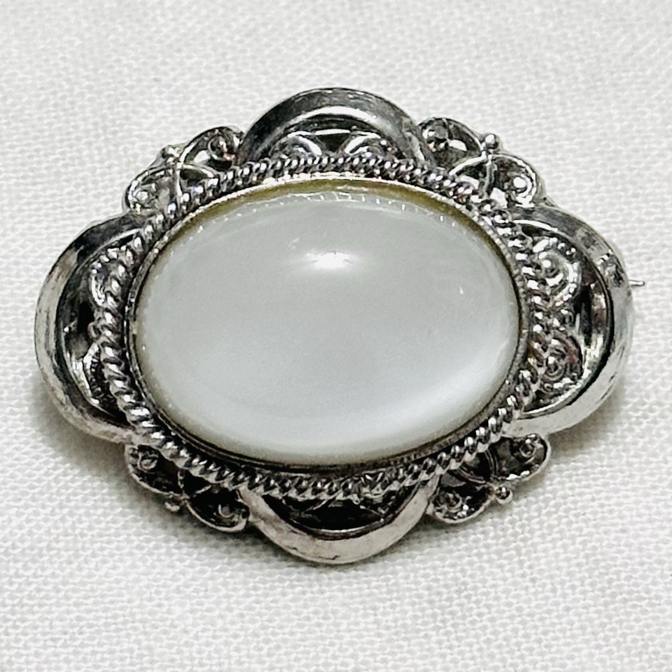 Vintage Silver Tone with White Oval Stone Cabochon Brooch/Pin YY47