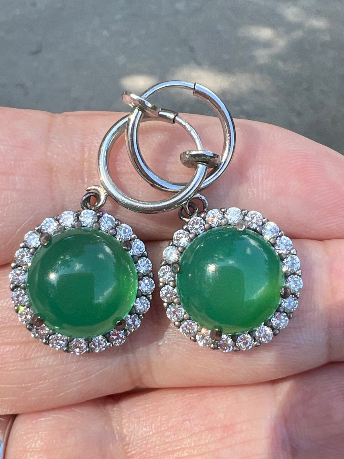 VINTAGE VIVID GREEN CABOCHON STONES DROP DANGLE SILVER TONE HOOP EARRINGS