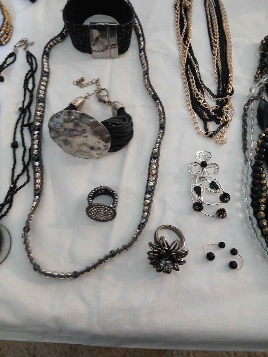 21 Pc jewelry lot Womens Fashion Necklaces Rings Bracelets Earrings Brooches
