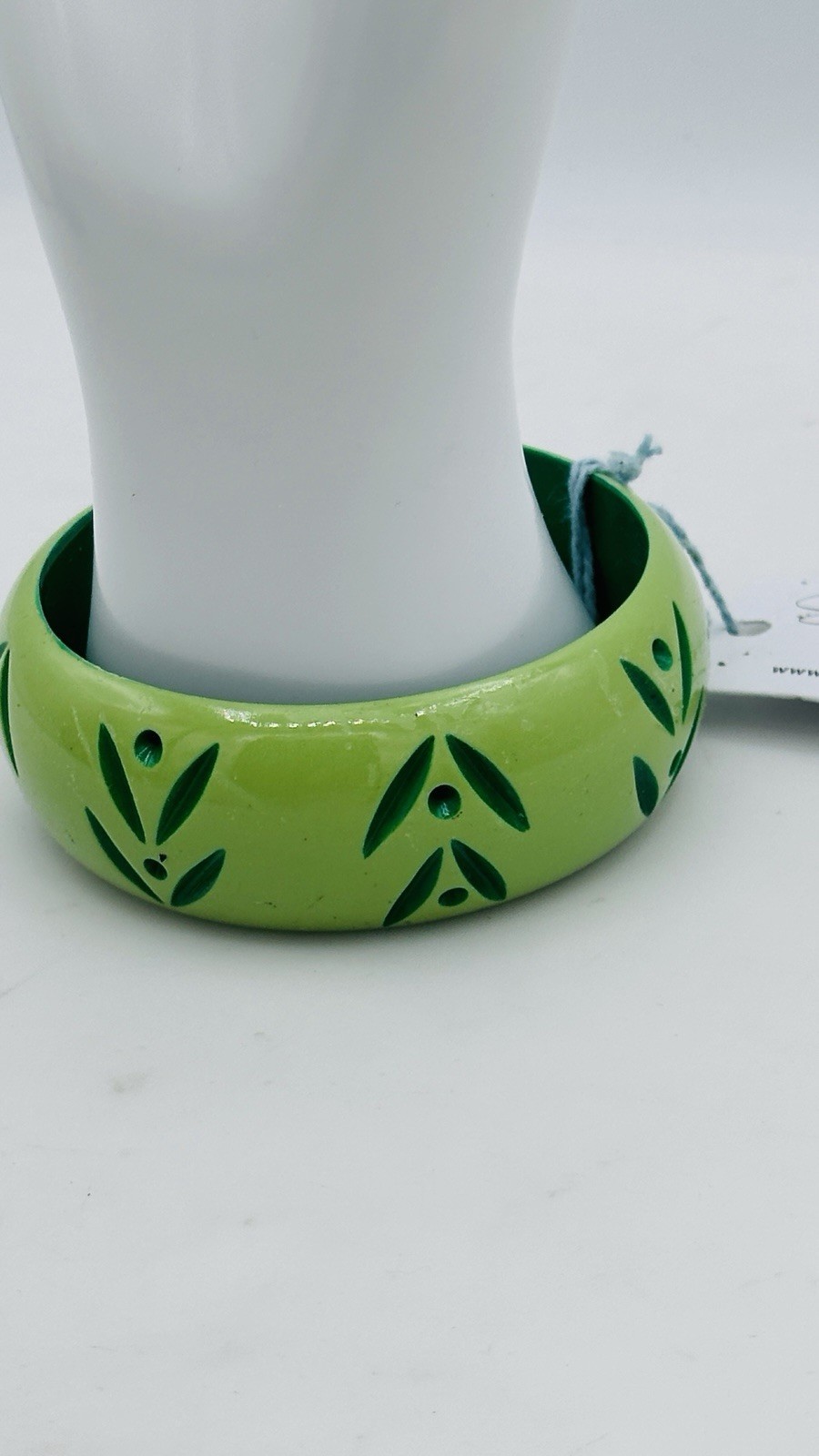 Splendette Wide Spring Carved Duchess Bangle Lime Green Leaves Fakelite Large 3”