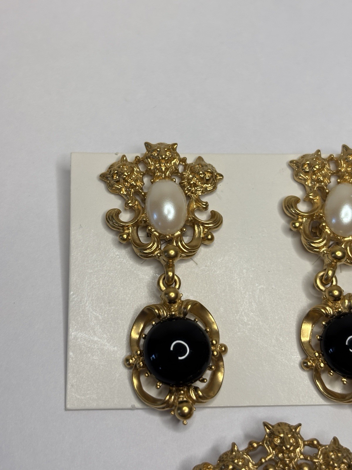 RARE Avon Vintage Gold Tone Lion Heads White / Black Cabochons Brooch & Earrings