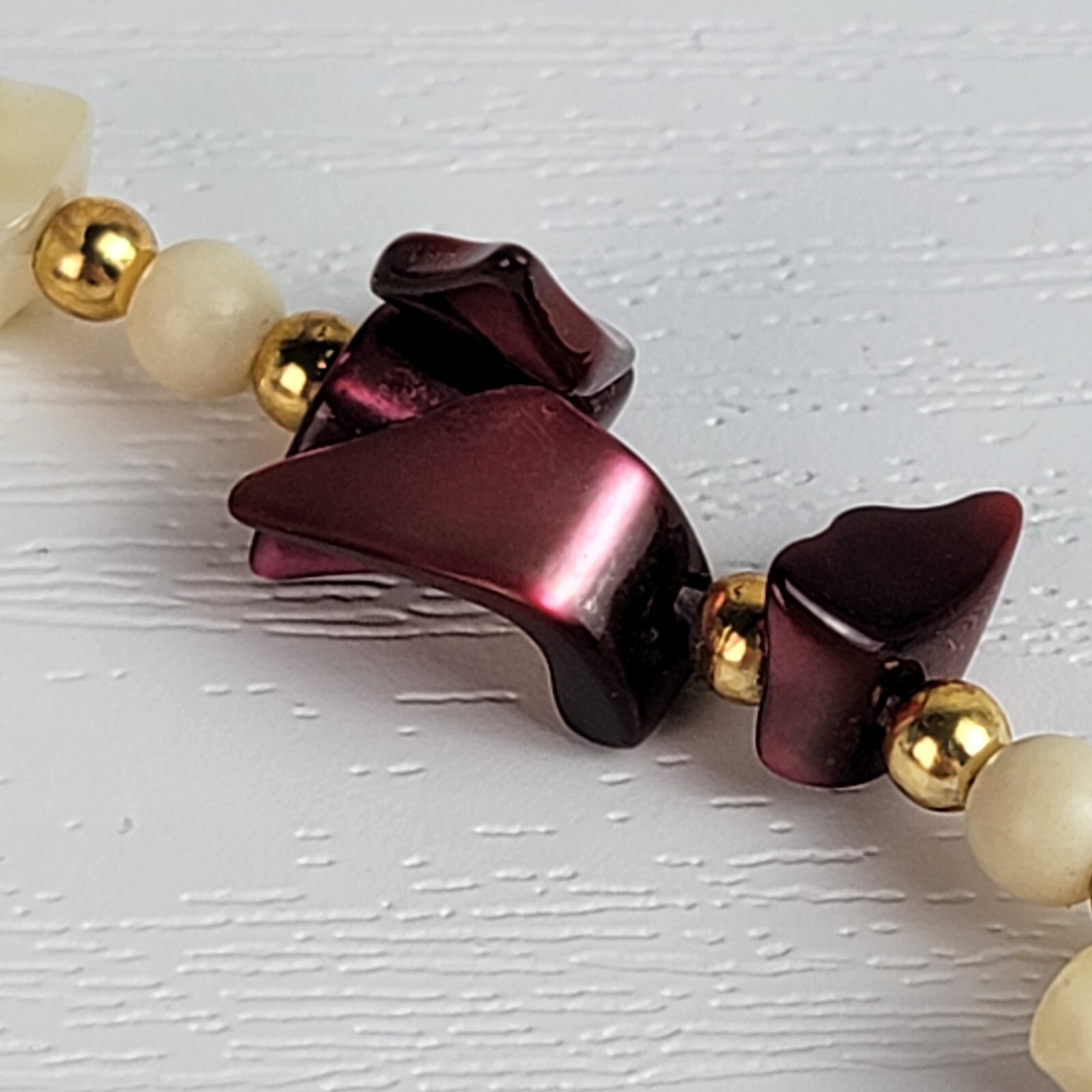 Gold-Tone Red Garnet And Mother Of Pearl Chip Beaded Necklace Cream Red 23.5 In