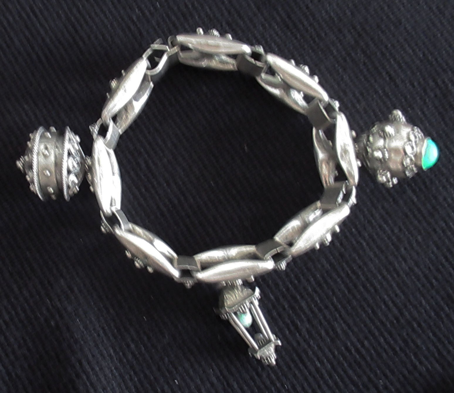 VINTAGE ITALY ETRUSCAN CANNETILLE FOB 800 STERLING & CORAL BRACELET, 43 GRAMS