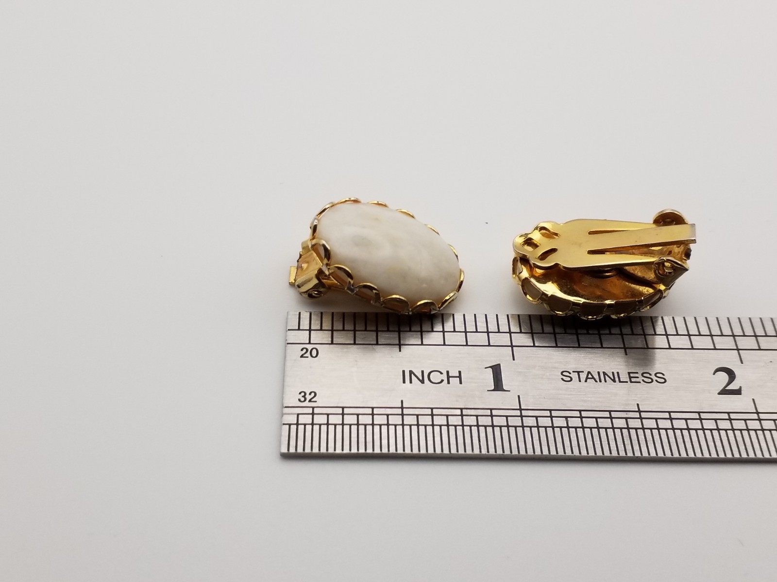 Vintage Clip-On Earrings Real Stones! Oval White Mineral Gold Tone Metal Agate?