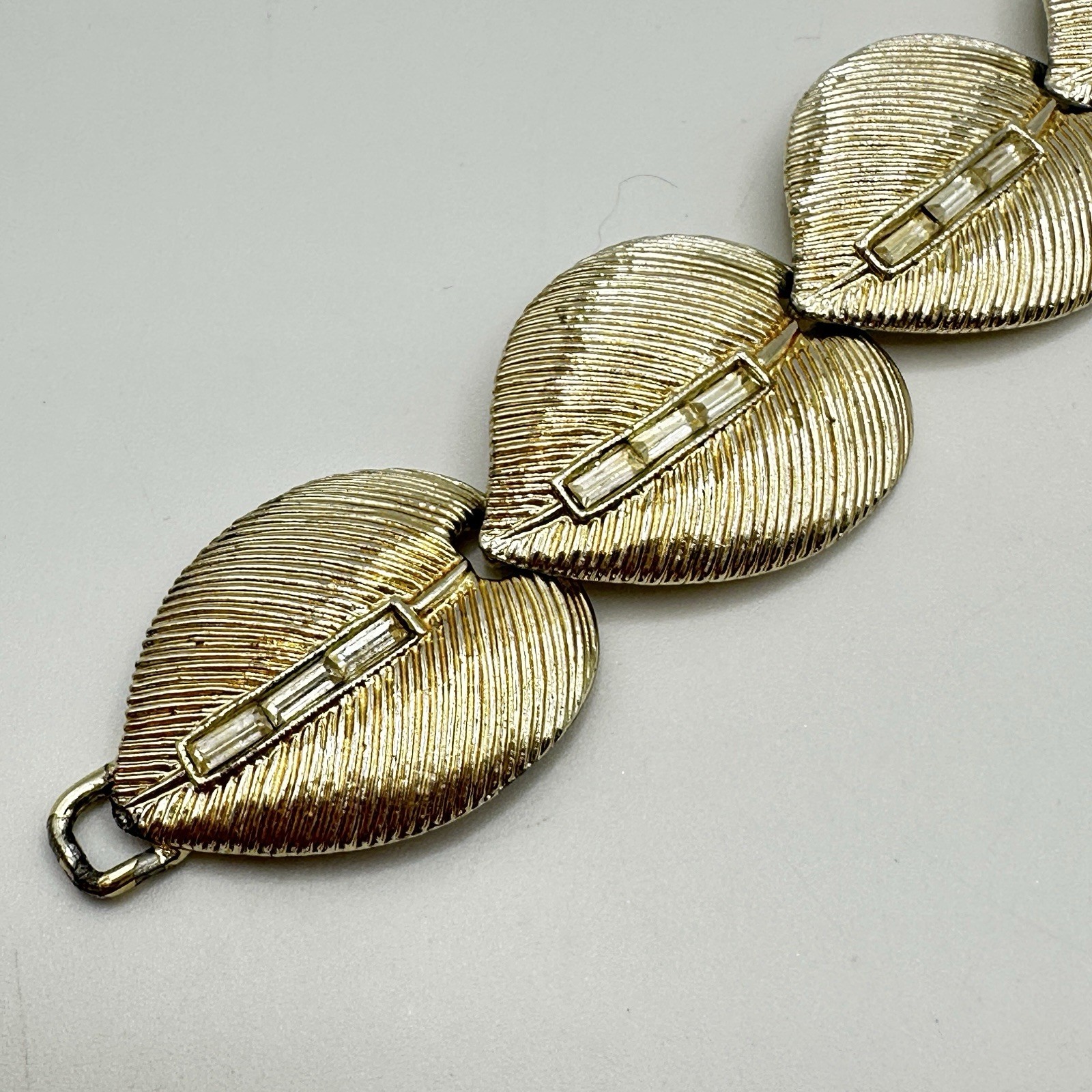 Vintage Gold Tone Leaf Link Bracelet Textured Leaves Fold Over Clasp Size 6.75