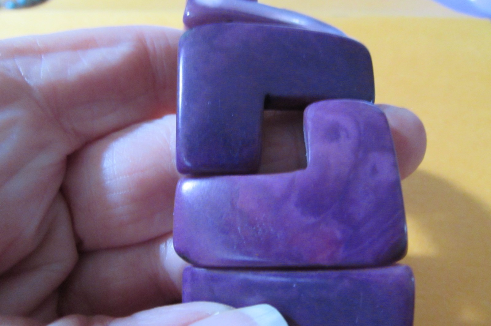 VINTAGE heavy plastic 1 1/2″ wide purple stretchy bracelet – about 3″ across