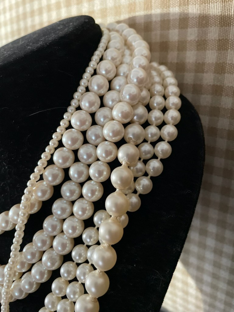 Lot 4 pieces Jewelry Unbranded + Avon Costume Pearl Necklaces–strands drops