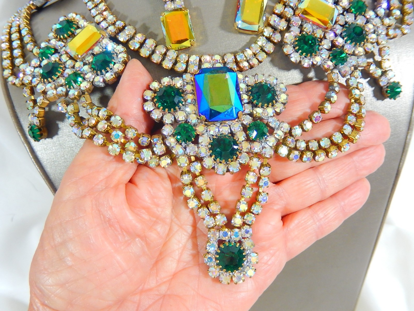 VINTAGE CZECH MAGNIFICENT RHINESTONE GREEN GOLD AB FESTOON NECKLACE EARRINGS SET