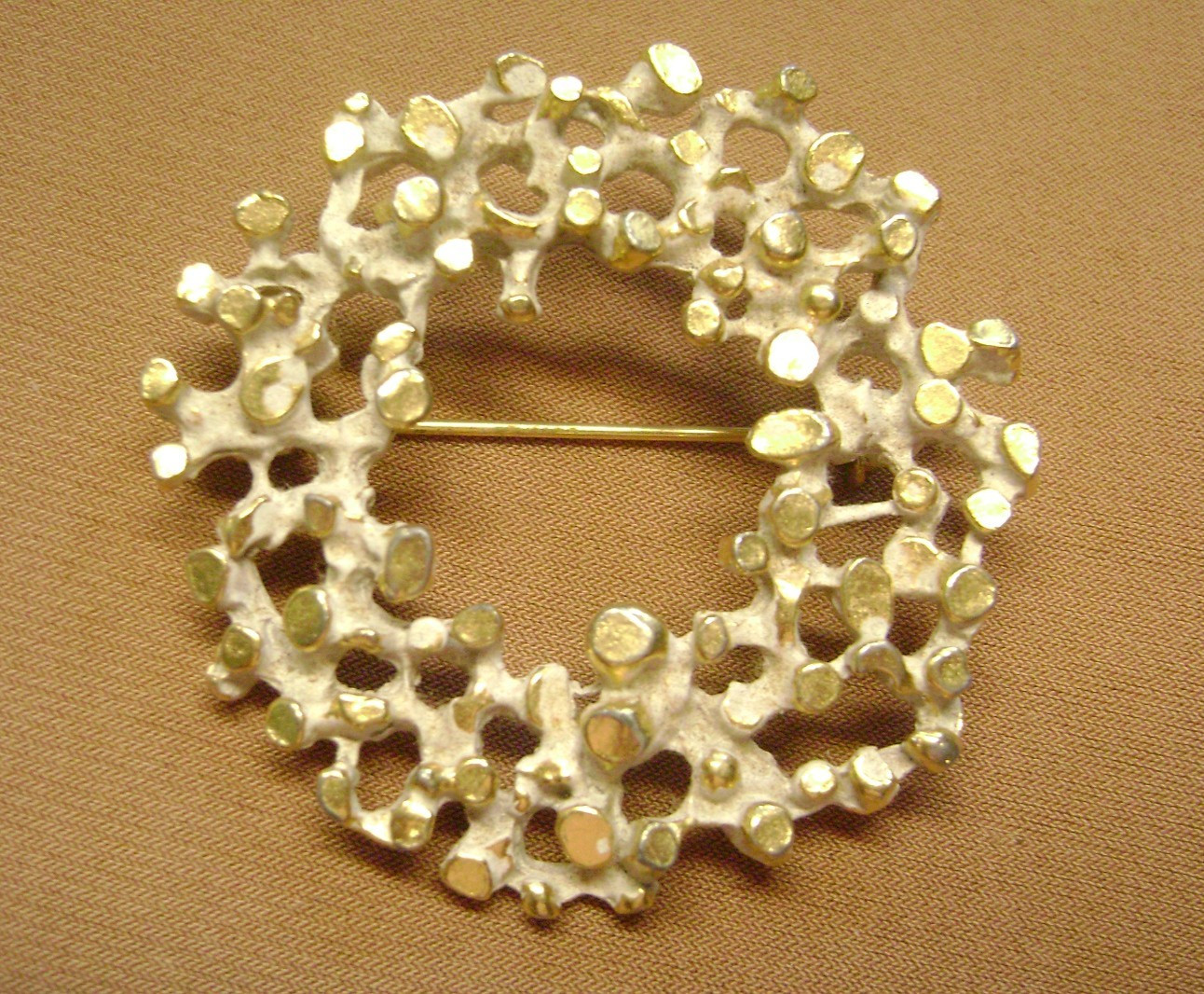 VINTAGE ROBERT ZENTALL BRUTALIST WHITE ENAMEL GOLD TONE BROOCH