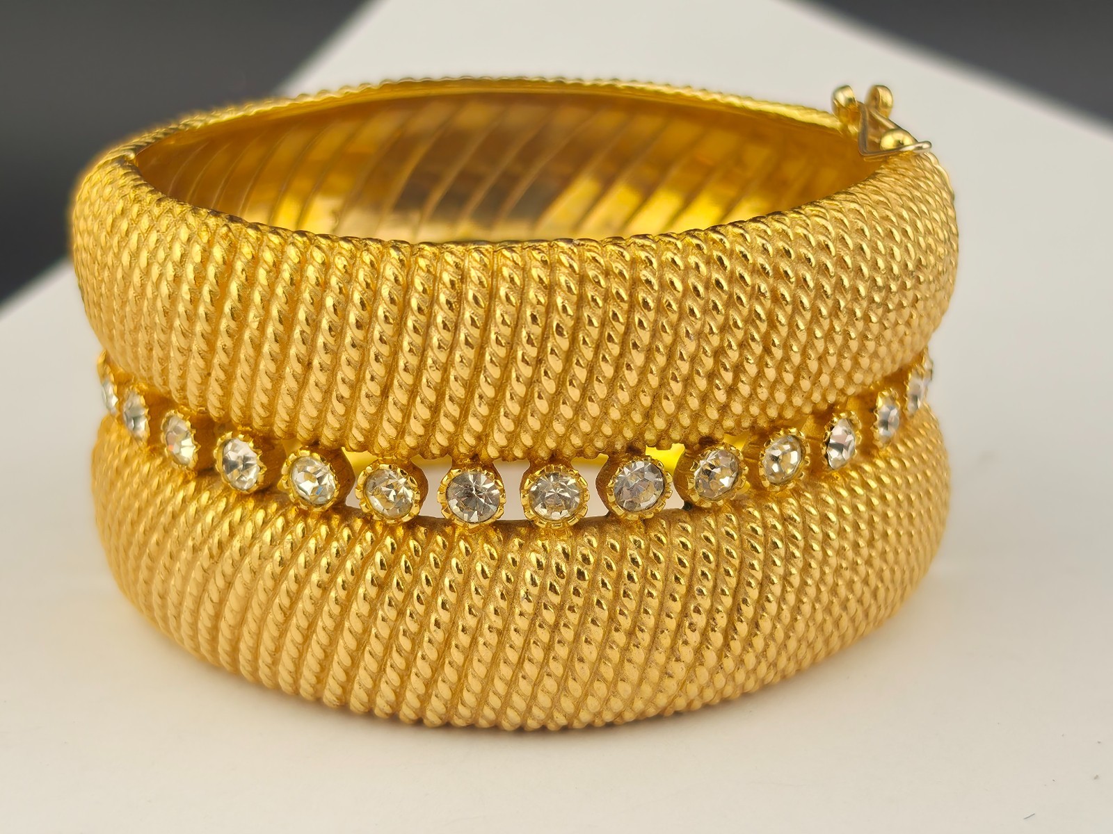 Vintage Chunky Castlecliff White Rhinestone Crystal Hinged Bangle 7″ Bracelet