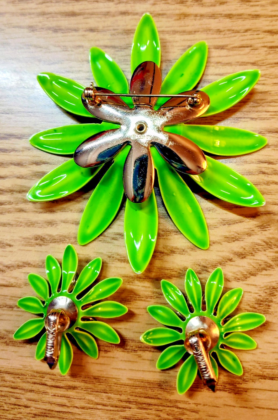 Vintage 3 1/4″ Sarah Coventry Lime Green Enamel Flower Pin Earrings Set