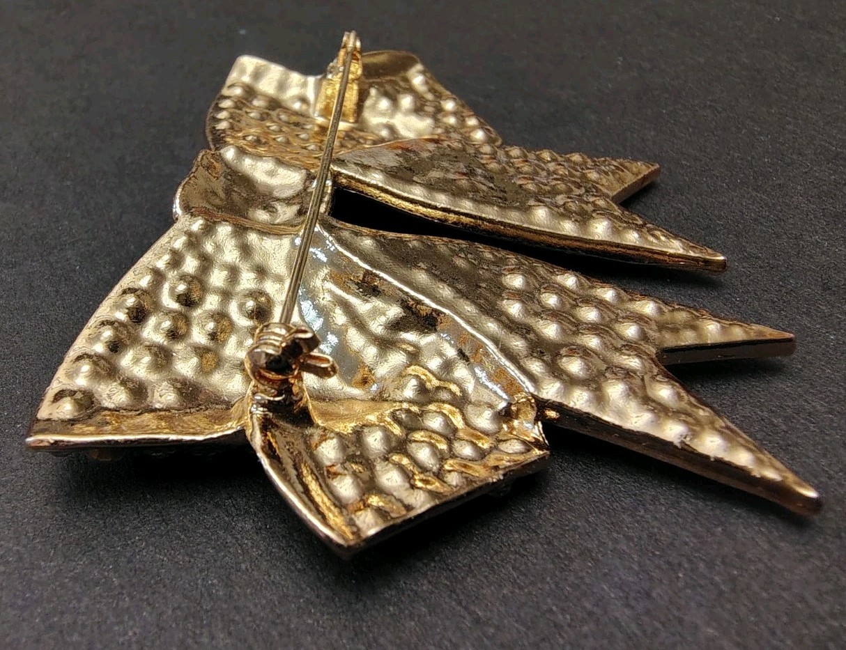 Rhinestone Brooches Lot Of 27 In Glass Front Display Case ** NEW ** ** NICE **