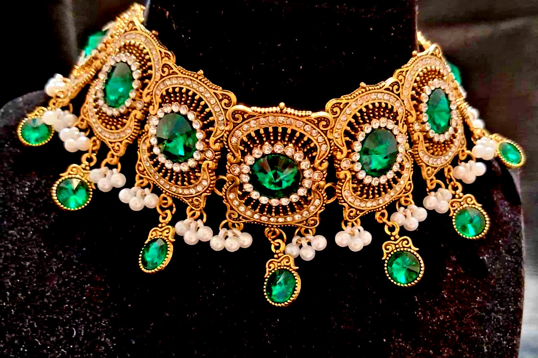 VINTAGE STYLE EMERALD & CLEAR CRYSTAL NECKLACE, EARRINGS & RING.