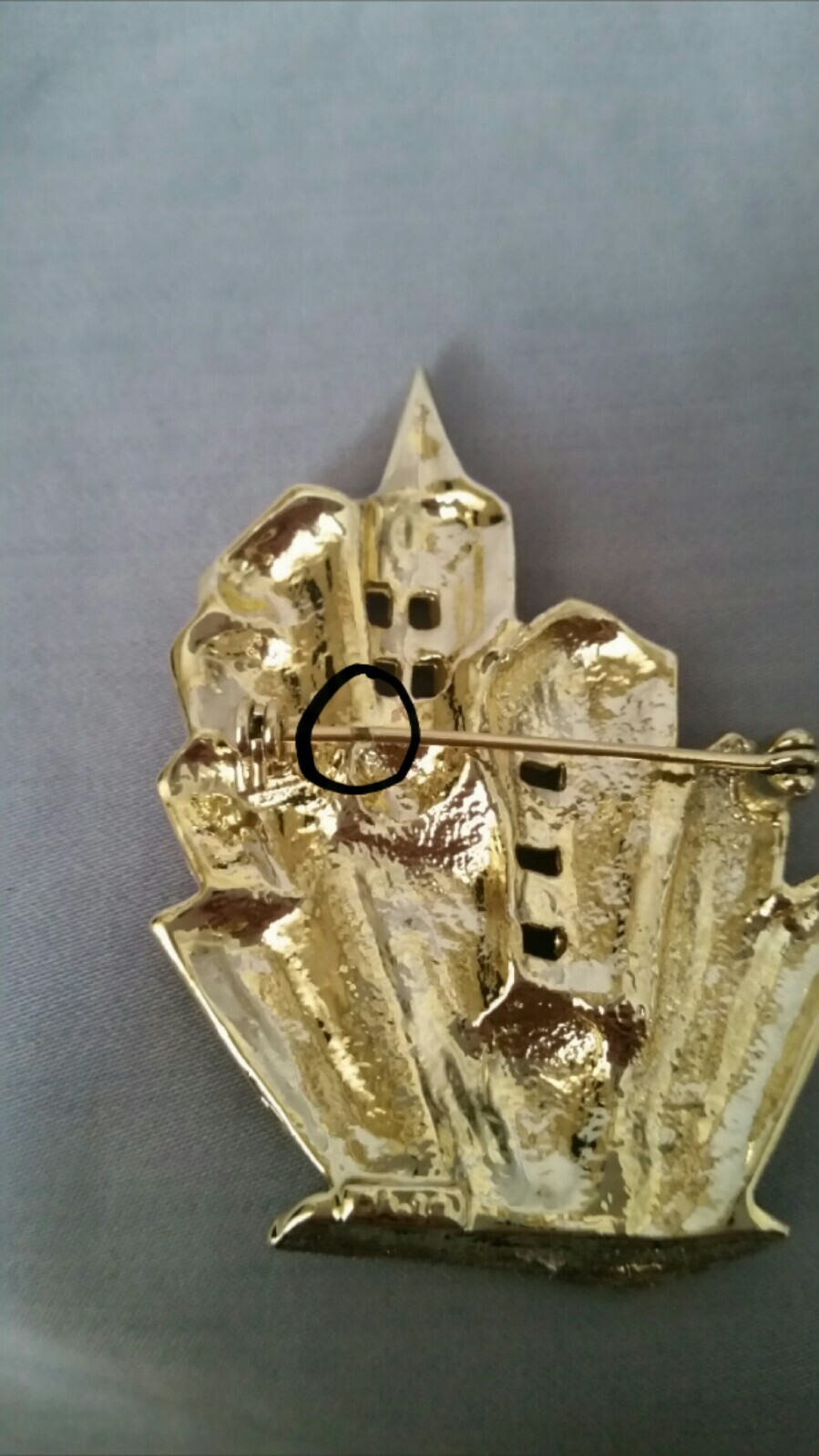 AJC VTG BROOCH PIN Gold tone City 3D Perspective NYC Buildings 2.25″ H x 1.75″L