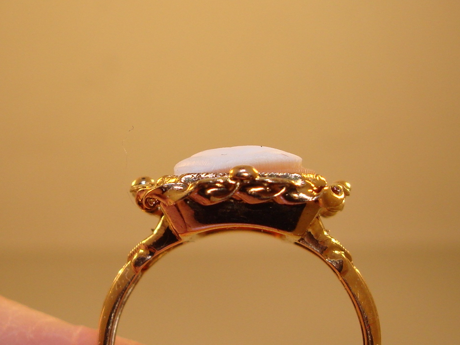 LOVELY ART DECO 10K GREEN & ROSE GOLD CARVED SHELL CAMEO RING SIGNED BDA!