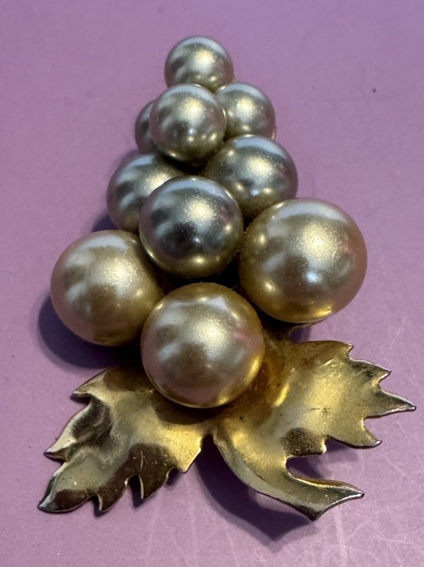 Vintage 1970’s Goldtone & Faux Pearl Bunch Of Grapes Brooch Pin 2”
