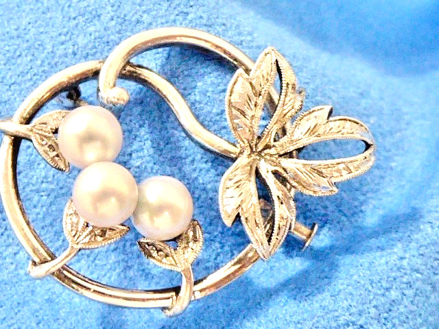 MIKIMOTO SIGNED VINTAGE BRIGHT CLEAN (3) 6 MM CULTURED AKOYA PEARLS STERLING PIN