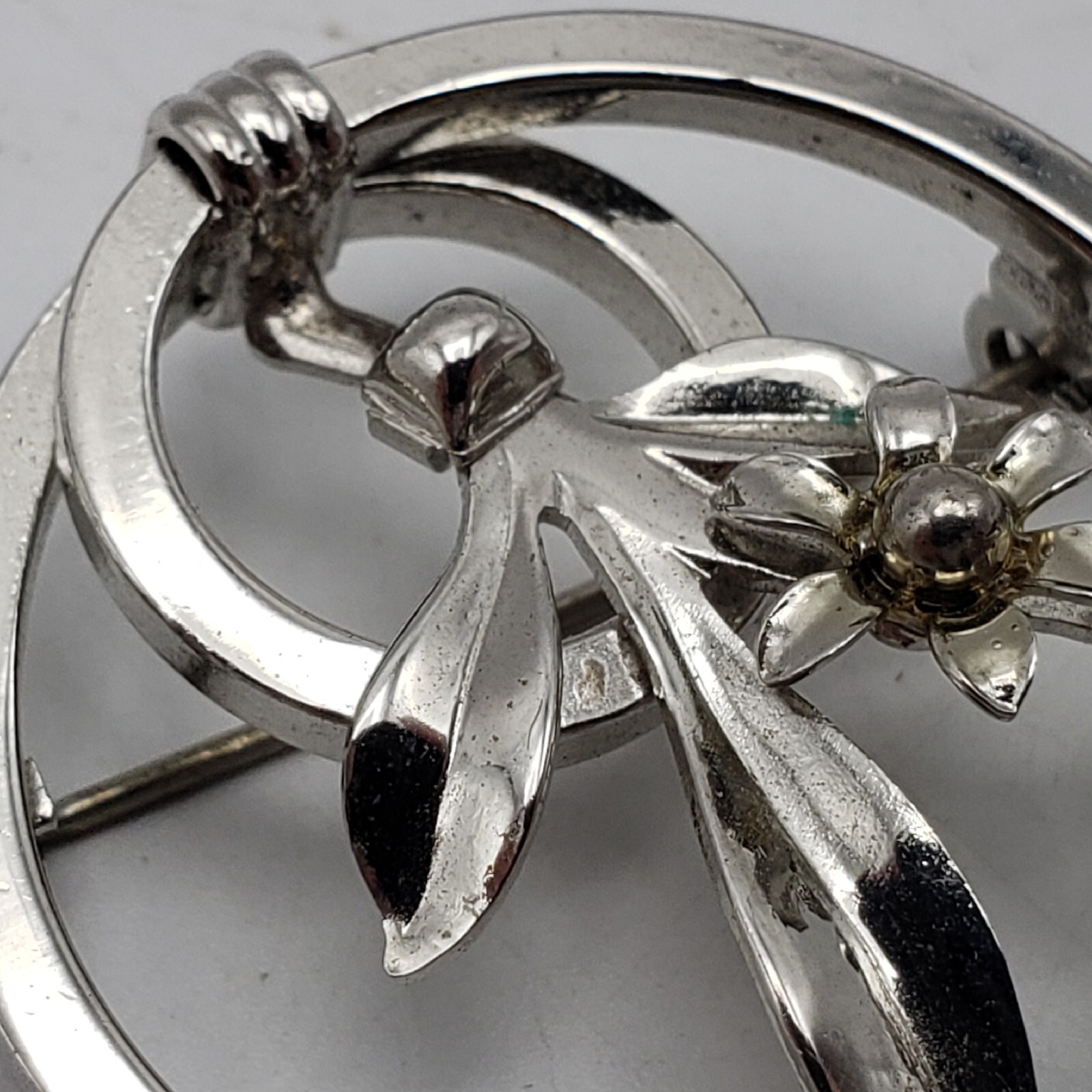 Small Silver / Chrome Toned Metal Brooch of Flowers – Unmarked – Unknown Metal