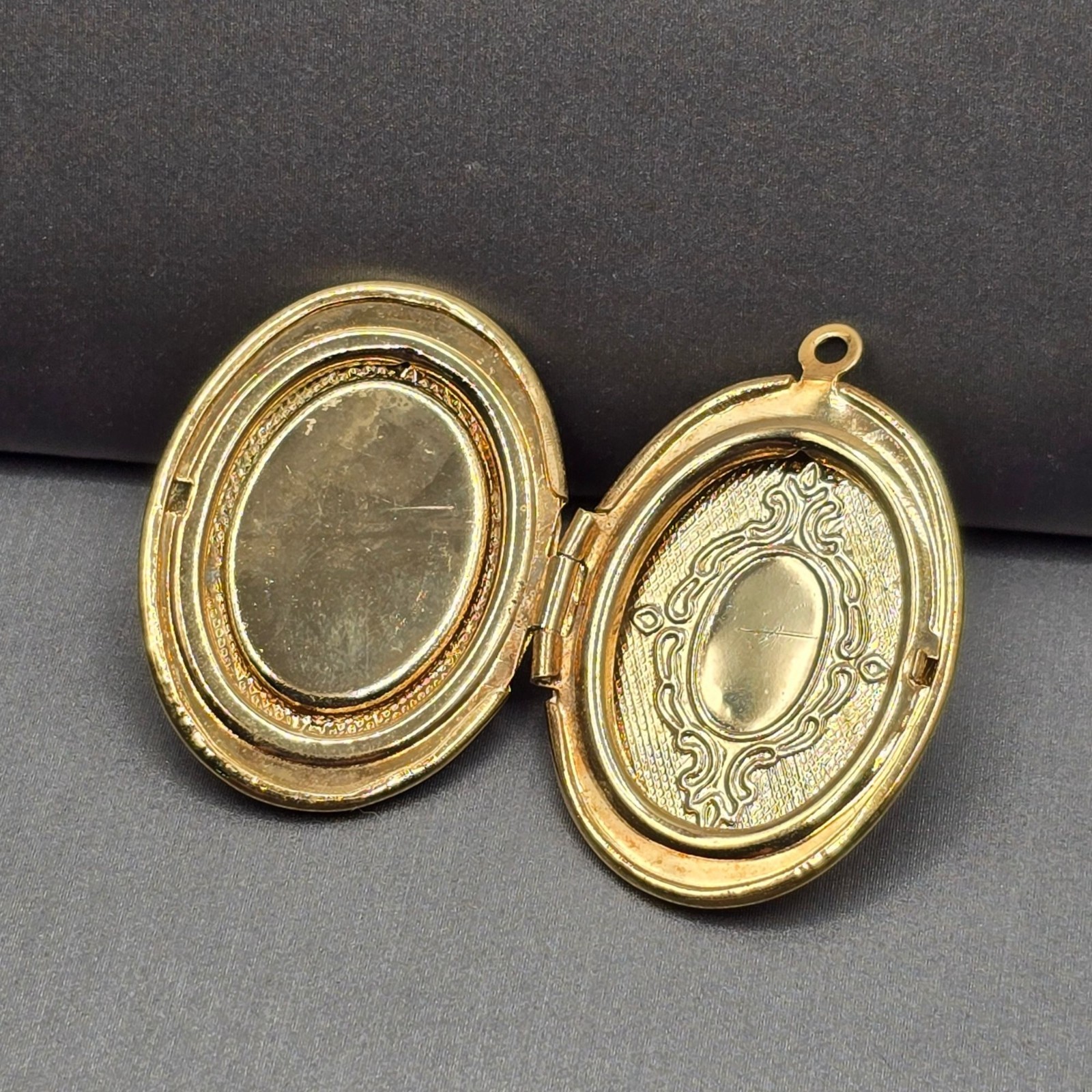 Vintage Mother Of Pearl Praying Hands Locket Gold Scalloped Pendant Oval