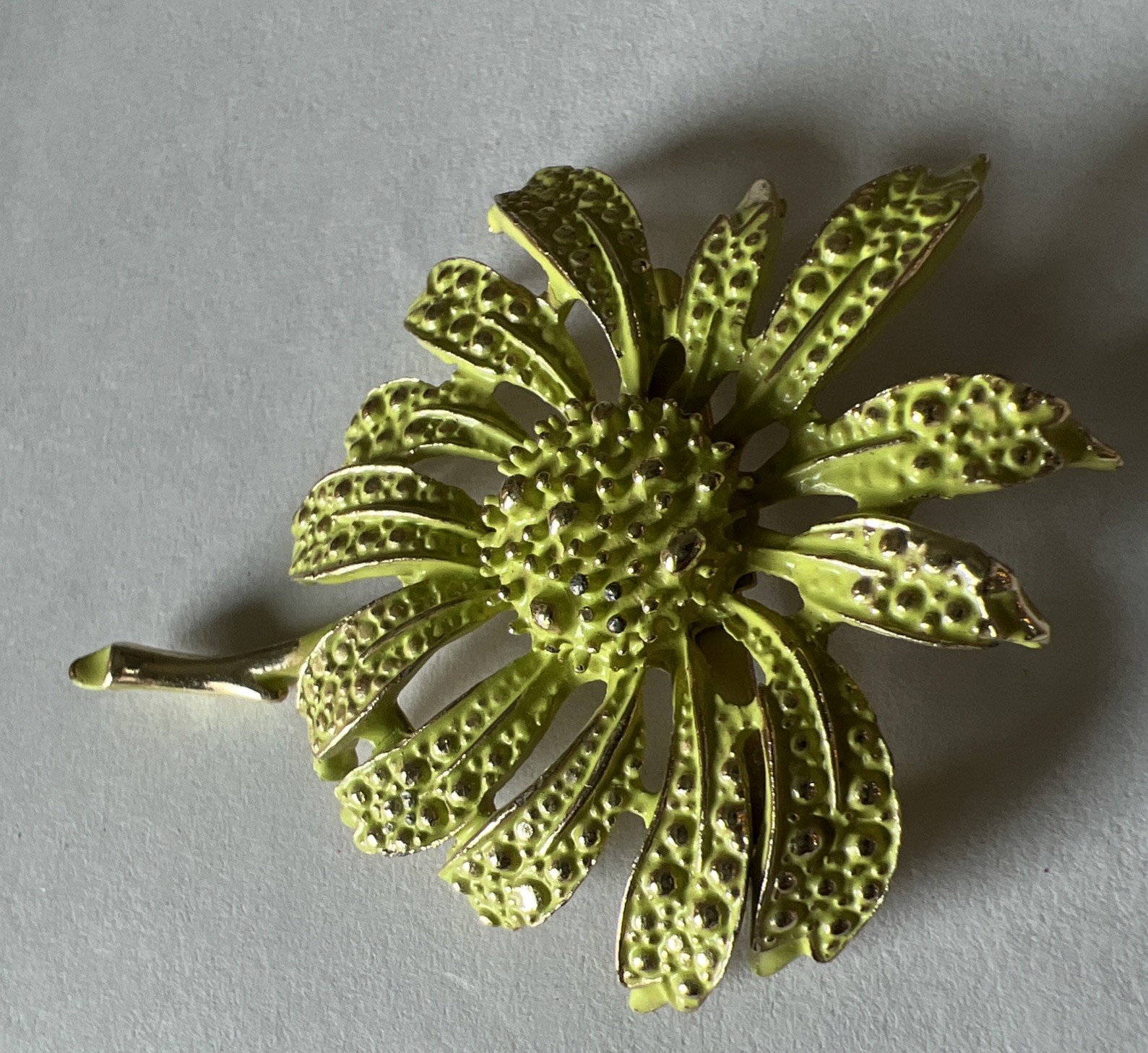Starburst Enamel Lime Green And Gold Tone Textured Retro Brooch Vtg P