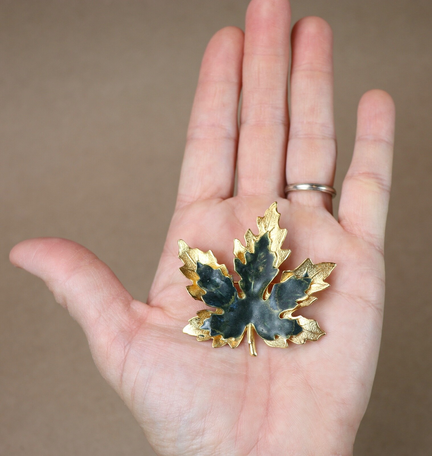 Vintage Maple Leaf Brooch Pin Green Enamel Gold Tone Fall Autumn Nature