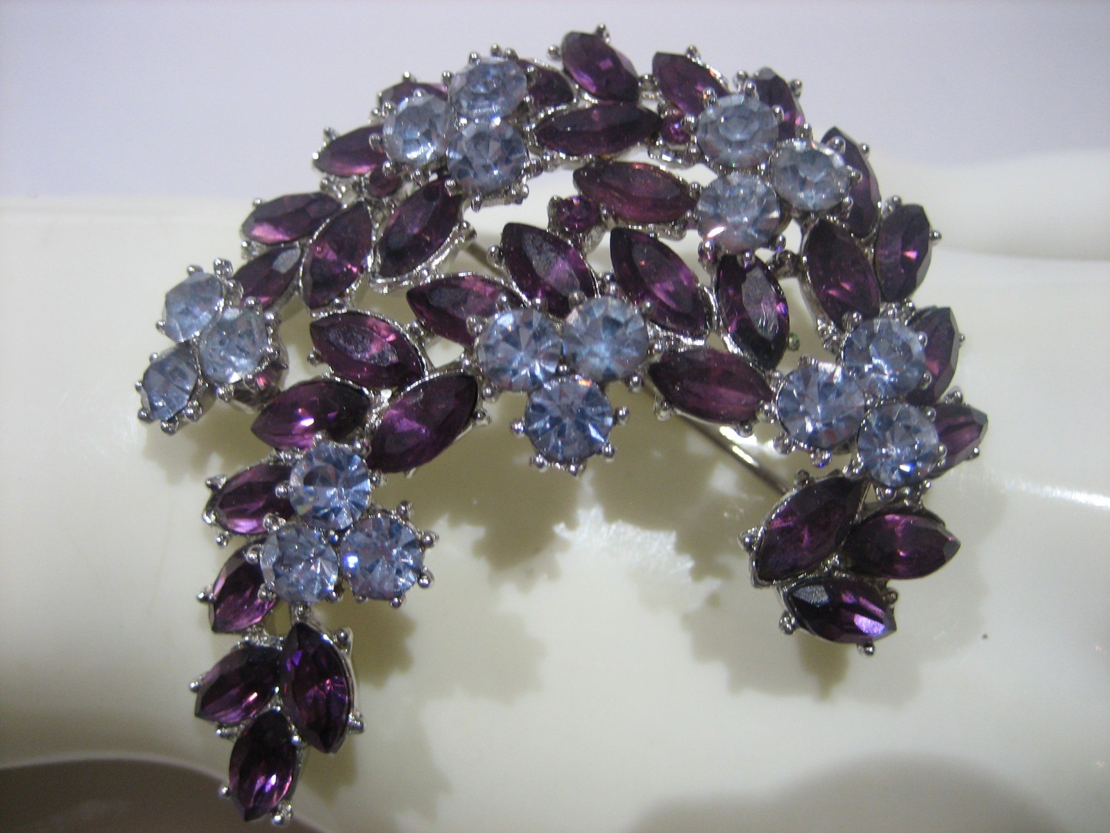 1950’S CROWN TRIFARI CONTESSA PURPLE AND BLUE RHINESTONE BROOCH AND EARRINGS SET