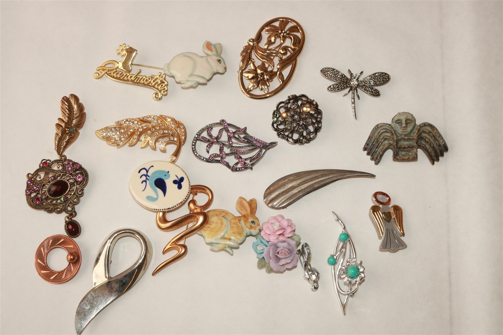 LOT OF 20 DIFFERENT VINTAGE TO MODERN BROOCHES PINS – Lot #3