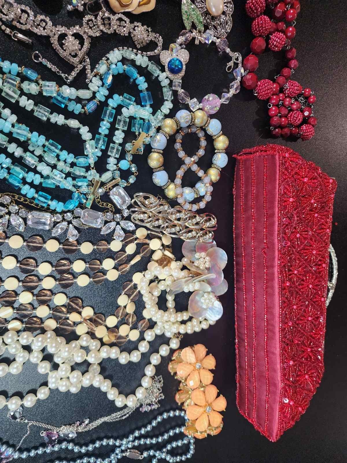 Vintage jewelry set of 26 in vintage purse