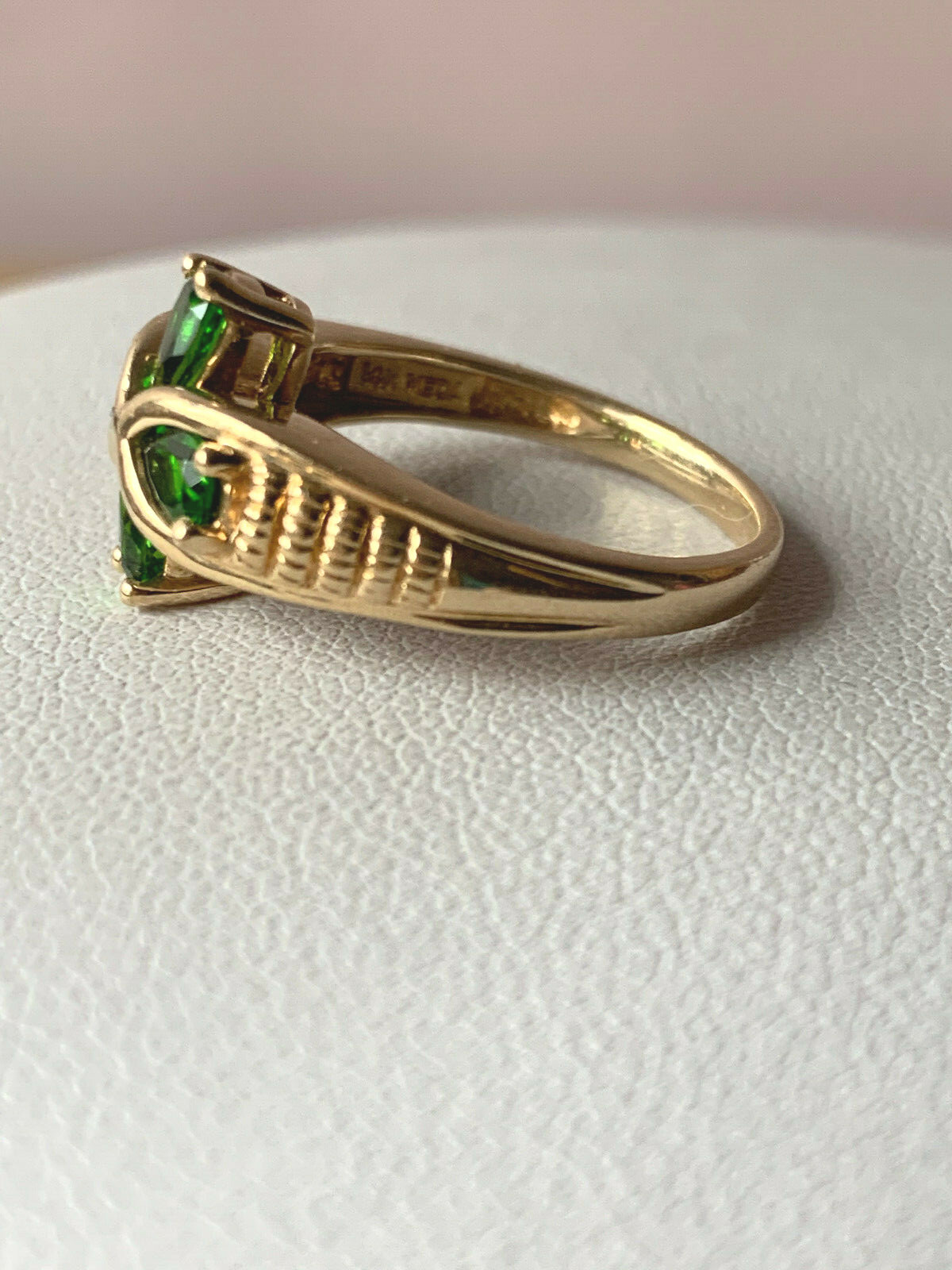 VINTAGE SOLID 14K YELLOW GOLD VIVID GREEN CHROME DIOPSIDE FLOWER RING ROMANTIC