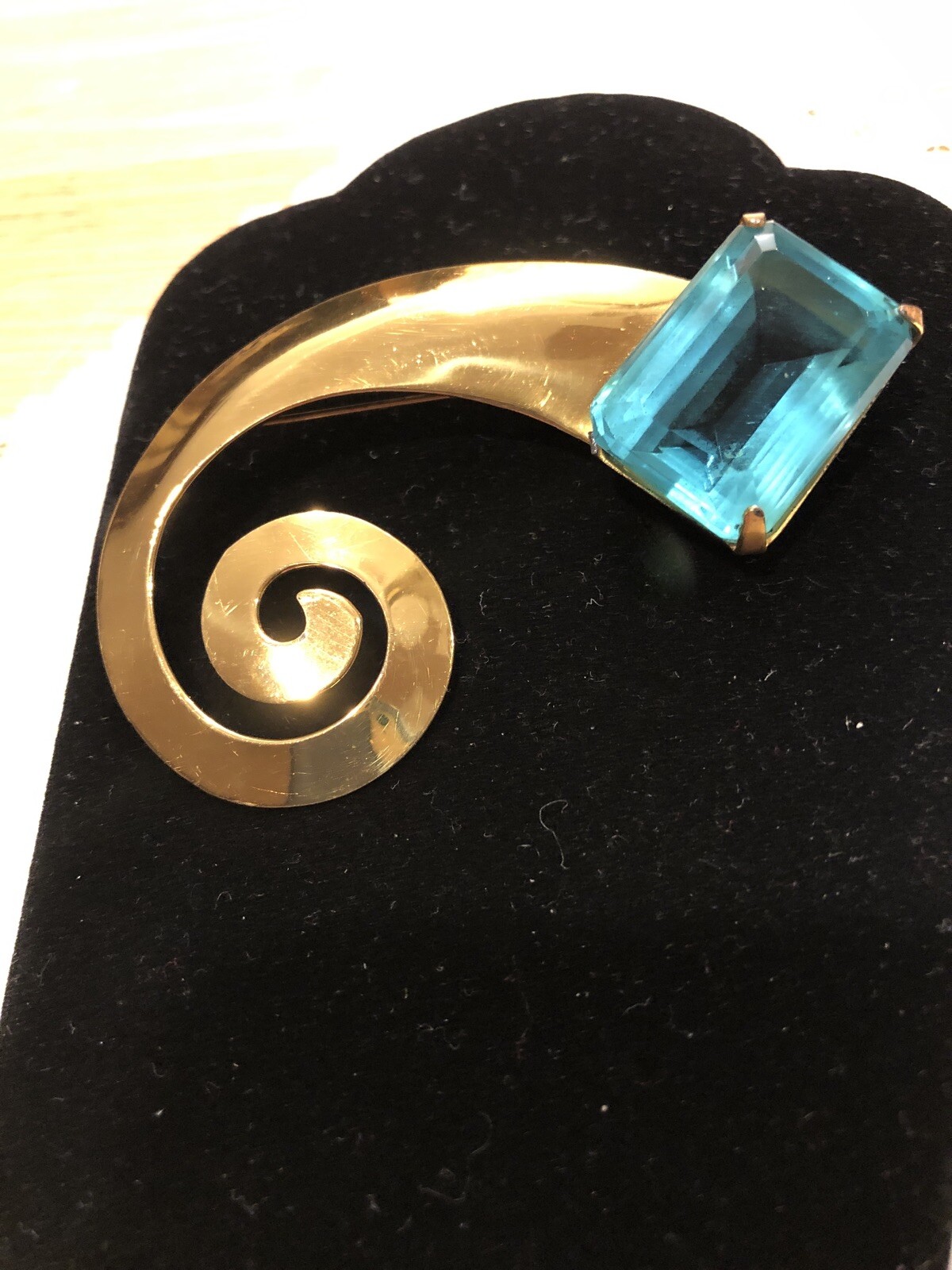 SIGNED CORO VERMEIL/STERLING LARGE AQUA RHINESTONE SWIRL BROOCH- MINTY CONDITION