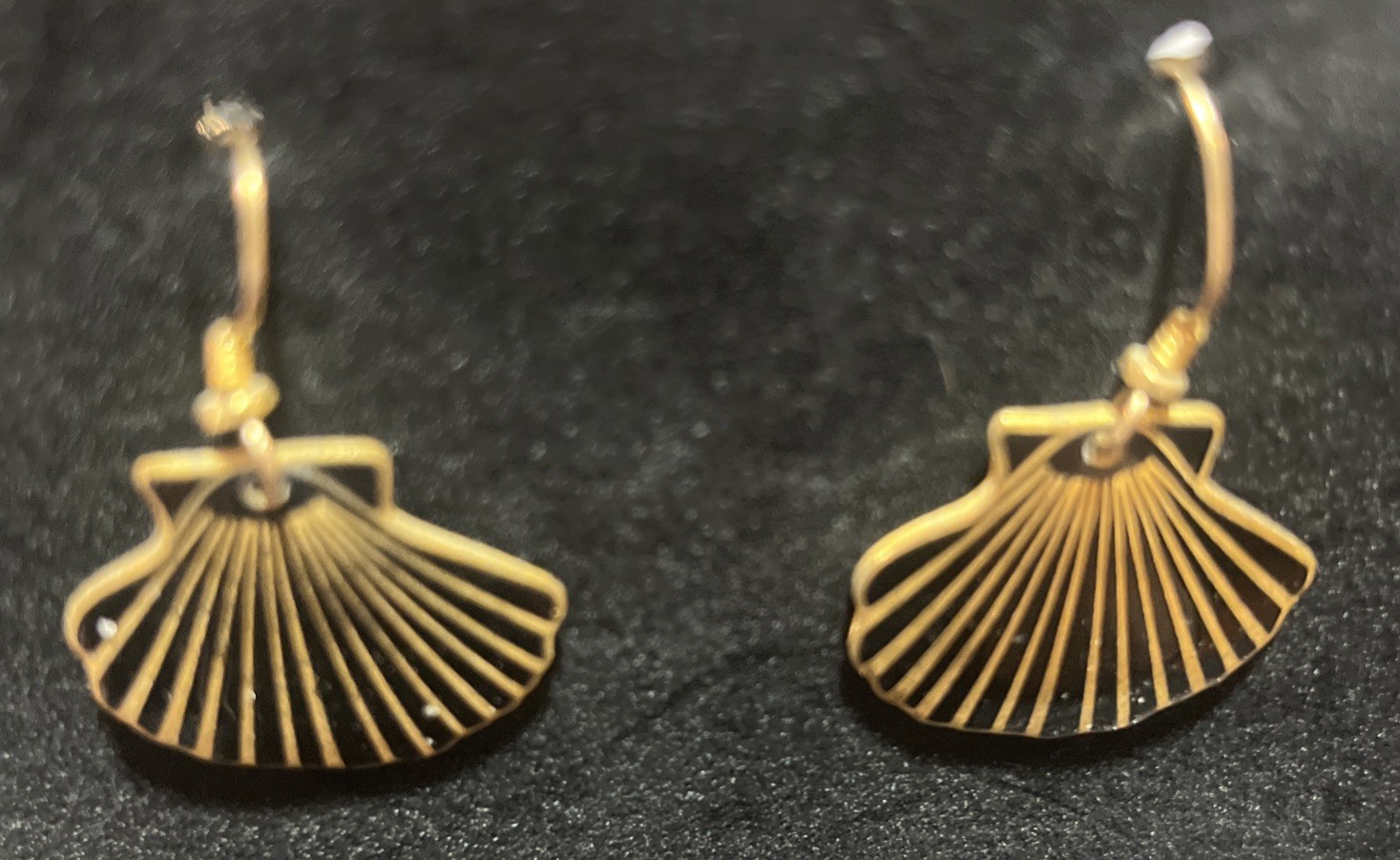 Laurel Burch scallop Clam shell gold and black dangle earrings 80’s Jewelry Vtg