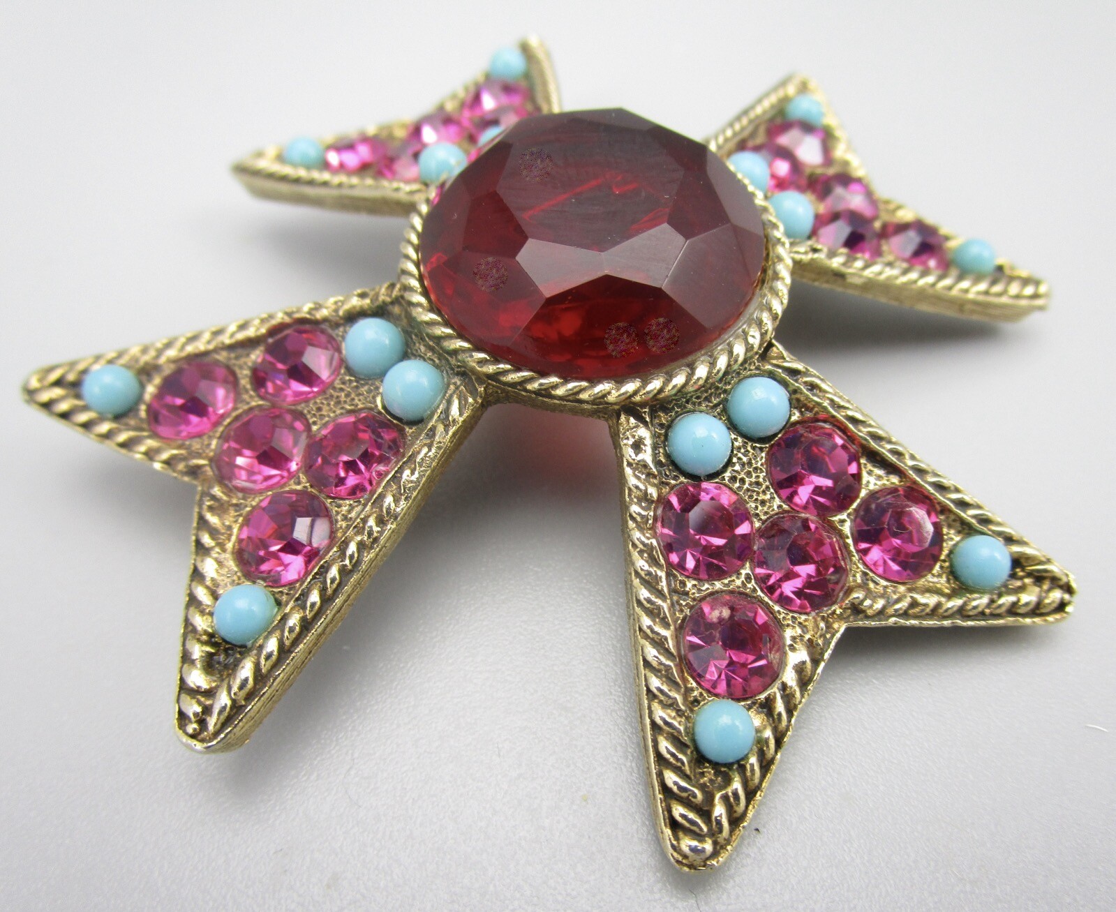 GORGEOUS VINTAGE BSK GOLDTONE RED FUCHSIA & TURQUOISE MALTESE CROSS BROOCH PIN