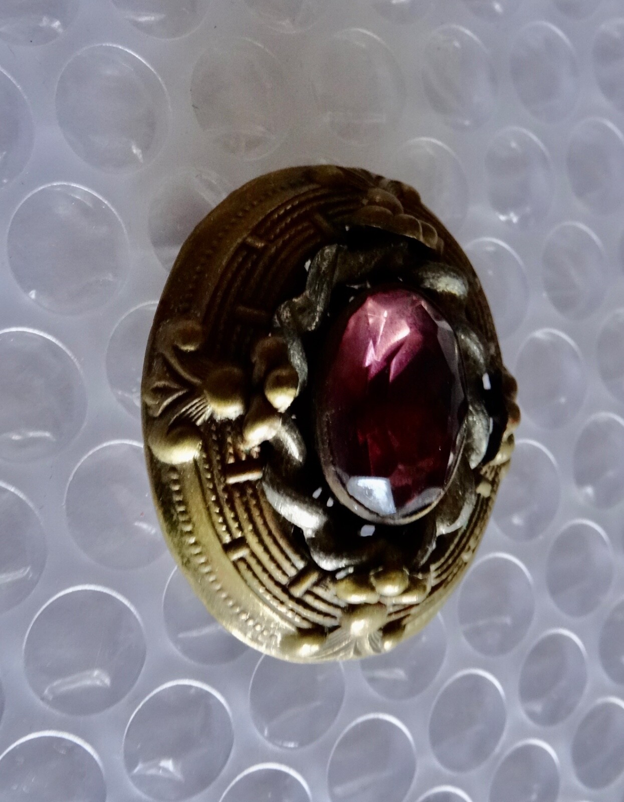 bROOCH ETRUSCAN REVIVAL PURPLE GLASS BRASS SILVER TONE VINTAGE JEWELRY neocurio