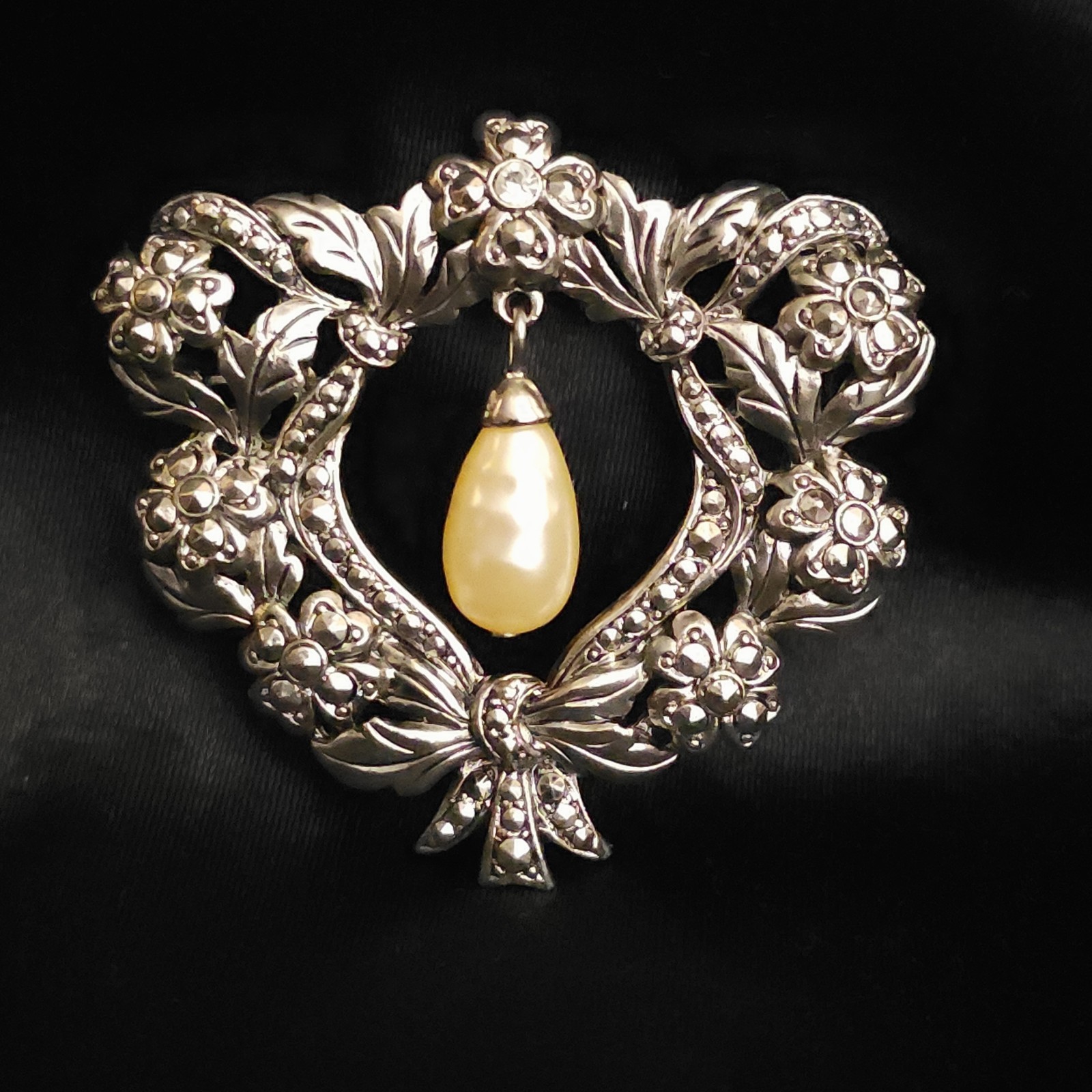 Vintage 1990s Teardrop Pearl Brooch Floral Heart Wreath Marcasite Victorian Goth