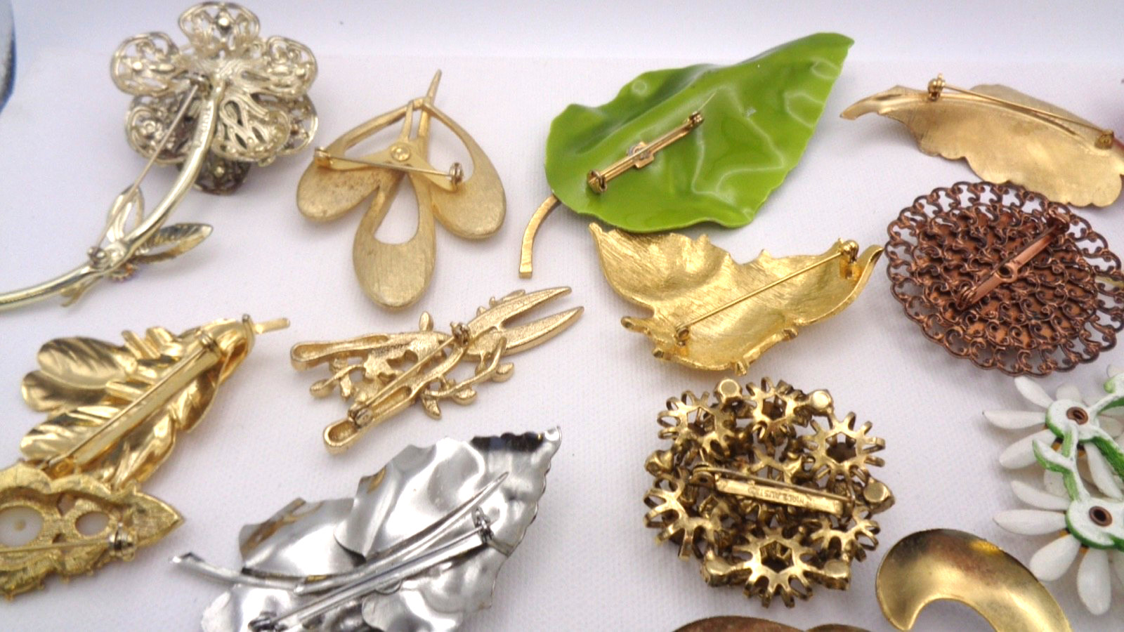 25 Vintage Cabochon Crystal Enamel Faux Pearl Rhinestone Flower Leaf Brooch Lot