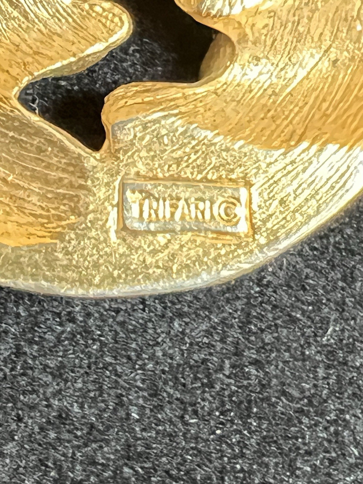 Trifari Vintage Gold Tone Statement Pendant Necklace Oval Anchor Mariner Chain