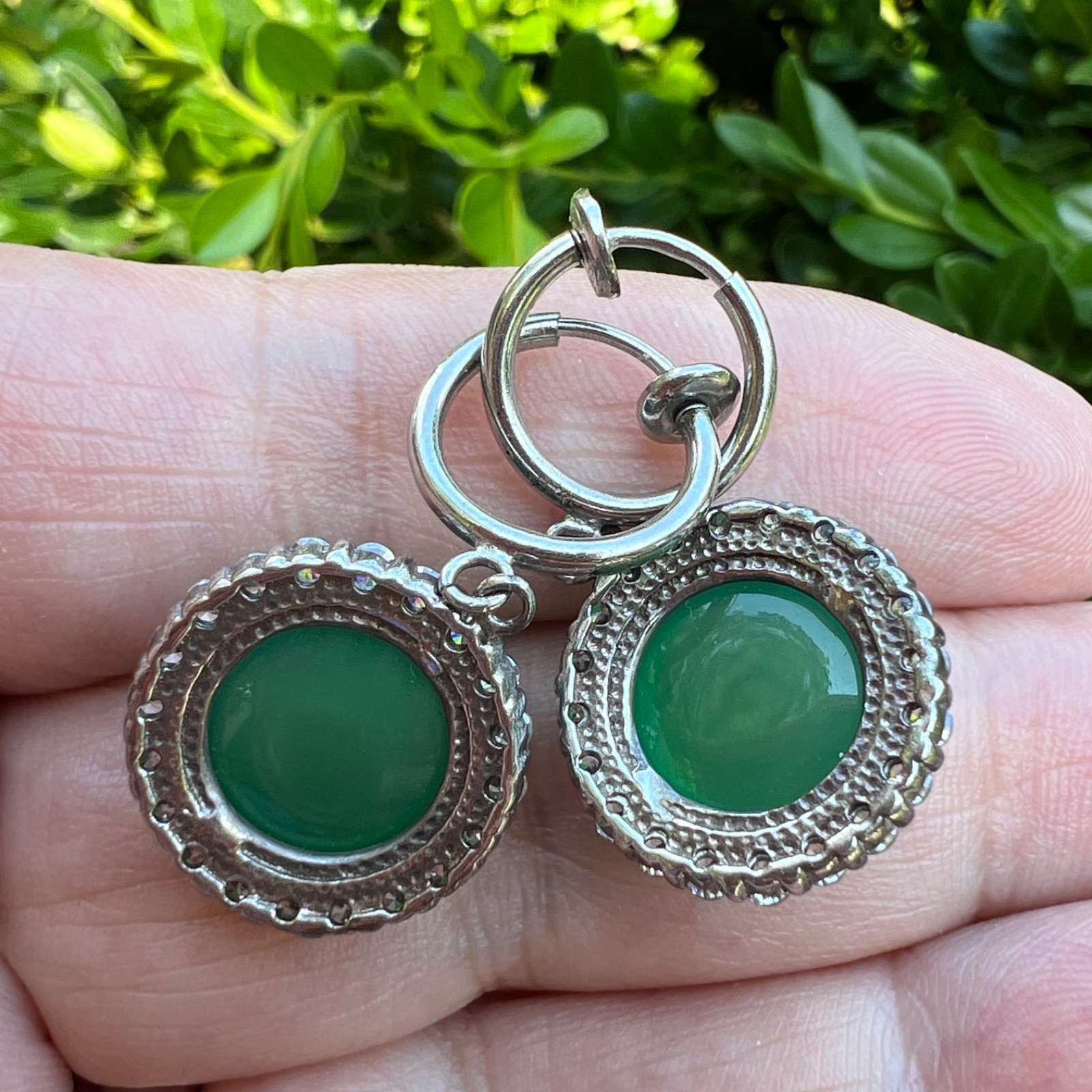 VINTAGE VIVID GREEN CABOCHON STONES DROP DANGLE SILVER TONE HOOP EARRINGS