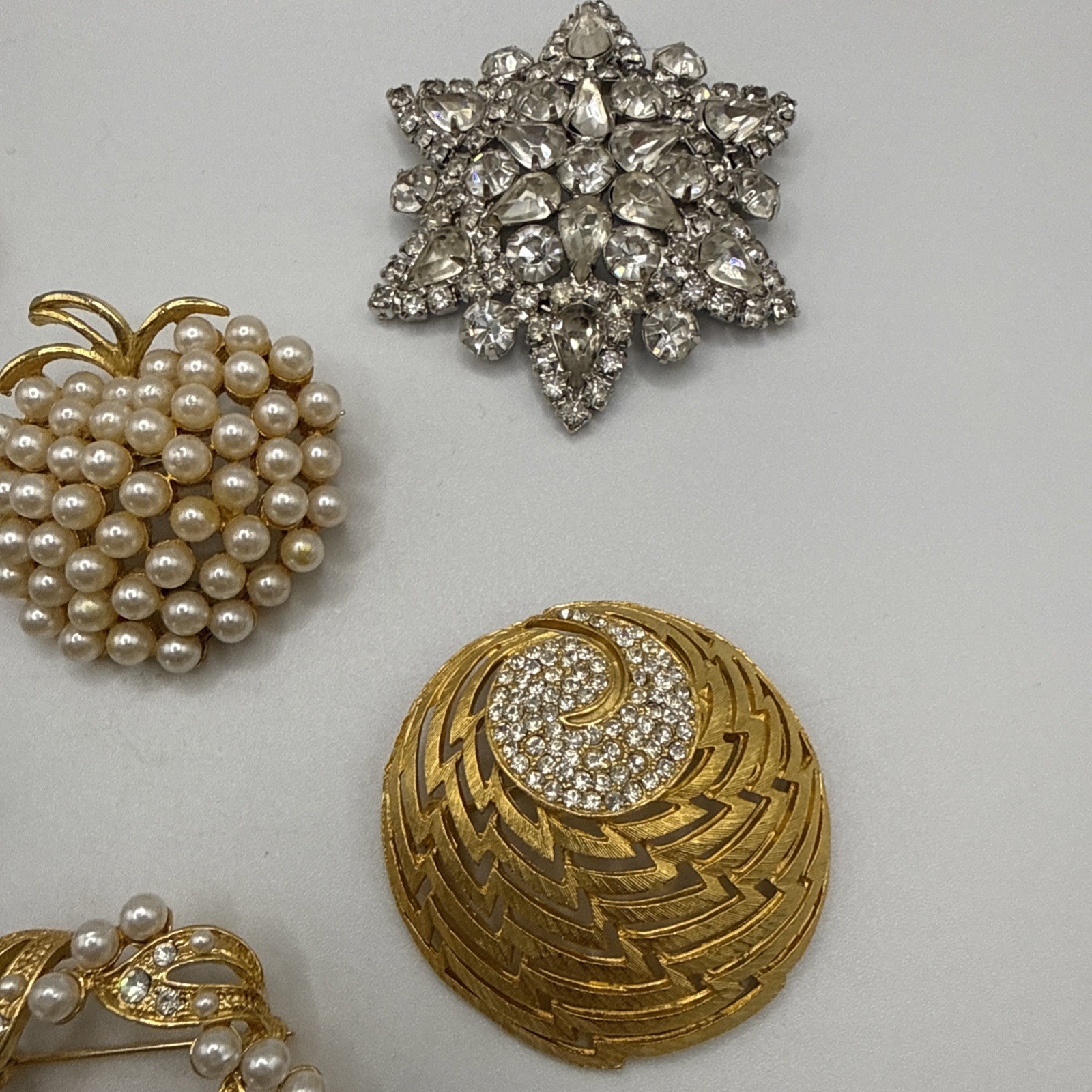 Lot Of 6 Vintage Brooches Floral Gold Tone Pearl Rhinestone Romantic 1.5″ – 2″