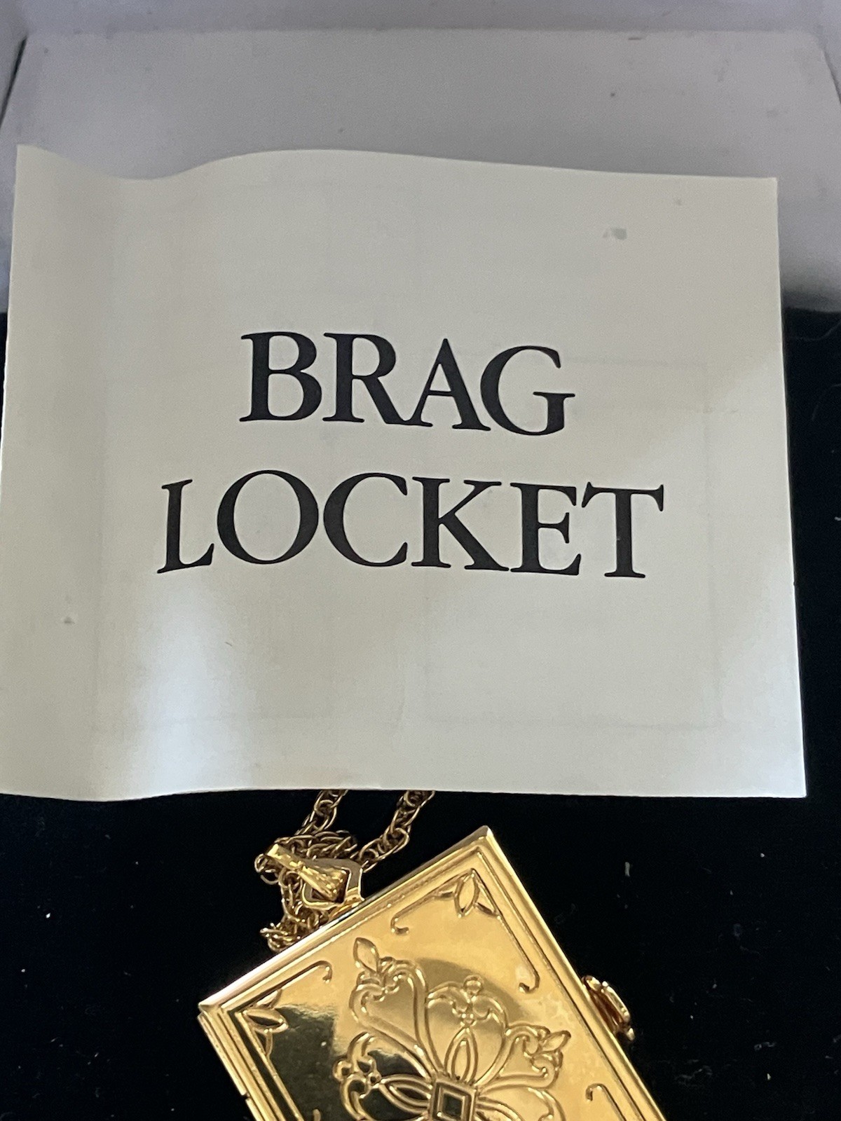 Avon 1991 Vintage “Brag Locket” IOB 5 Photo Picture Goldtone Necklace Pendant